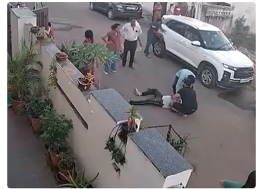 पार्किंग के विवाद ने ली जान! जयपुर में घर के बाहर बस खड़ी करने पर पड़ोसी से भिड़ंत; रिटायर्ड बैंककर्मी की धक्का लगने से मौत