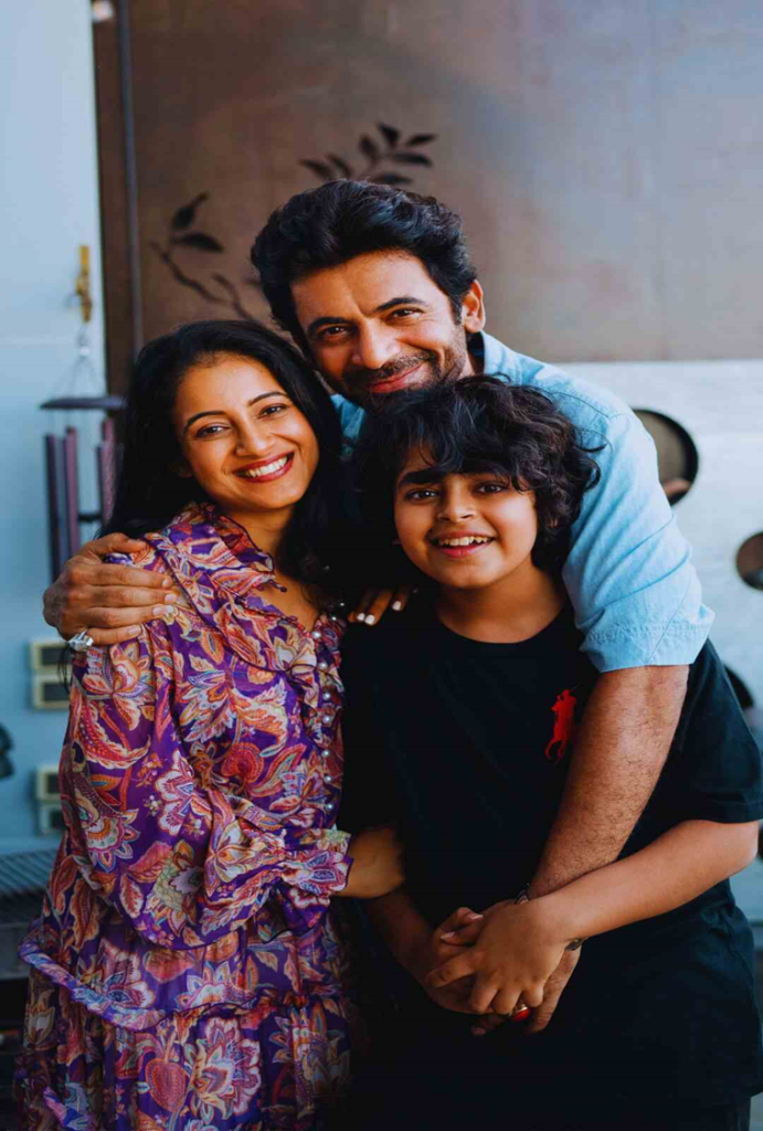 Sunil Grover spotted with wife Aarti and son Mohan